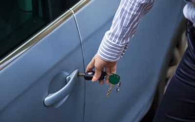 ¿Cómo arreglar la cerradura de la puerta de un coche?