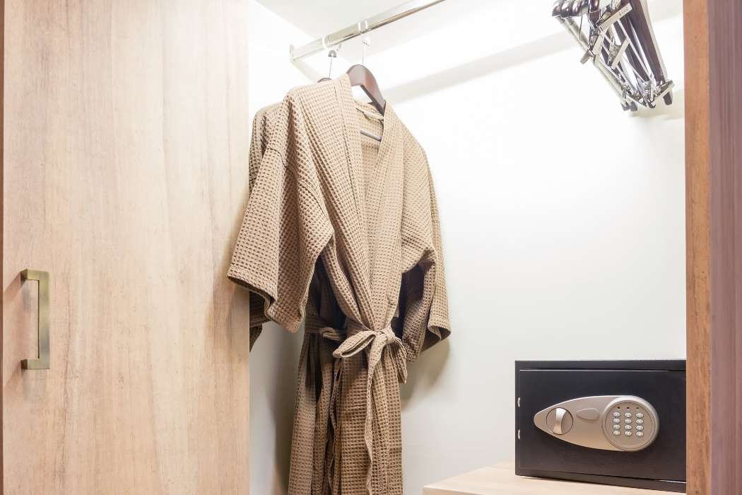 com instalar una caixa forta en un armari 1