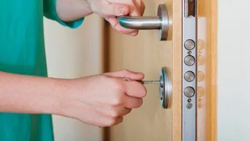 Repair doors Reparacio portes