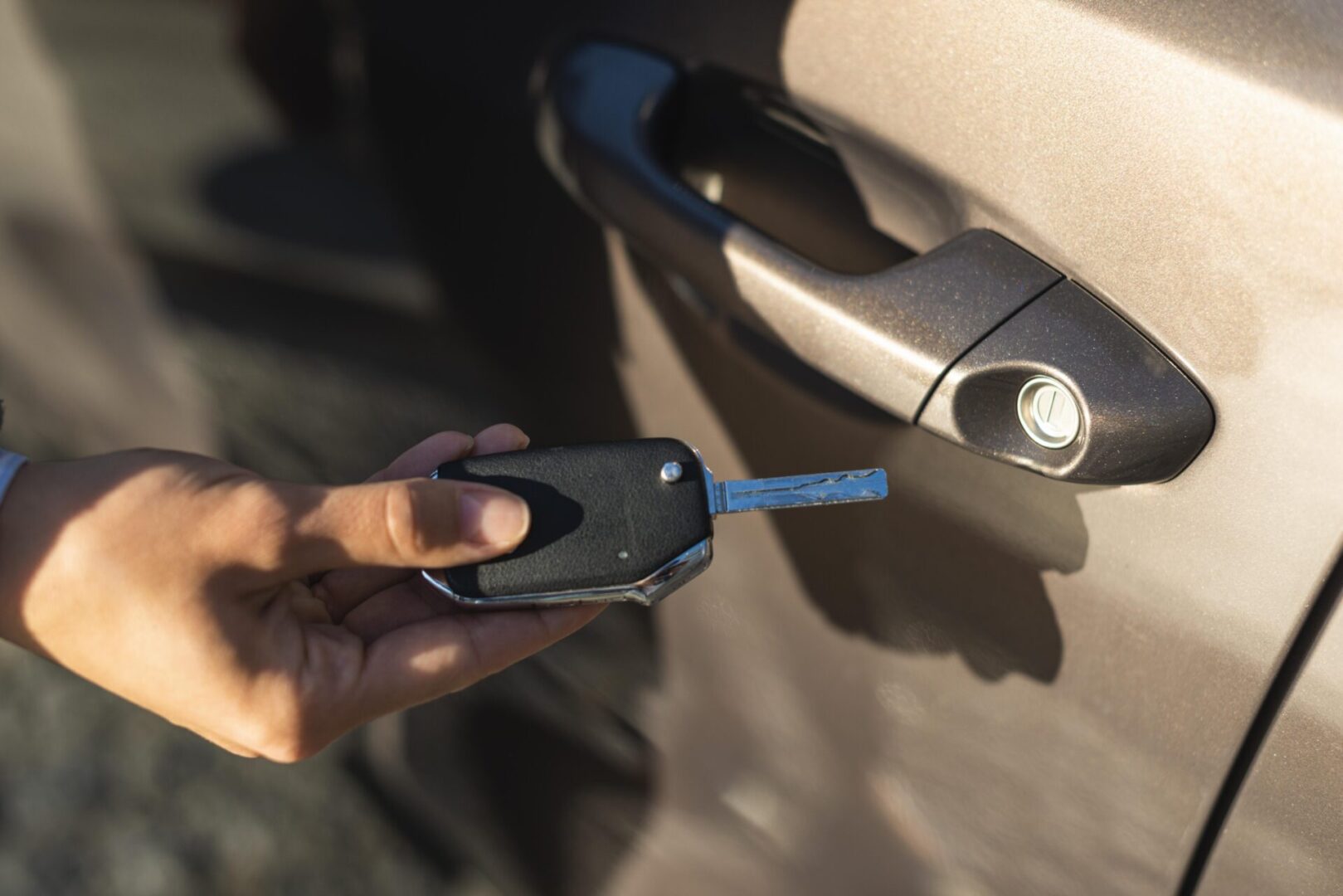 la-empresaria-con-la-llave-para-abrir-la-puerta-de-su-coche la empresaria con la llave para abrir la puerta de su coche scaled